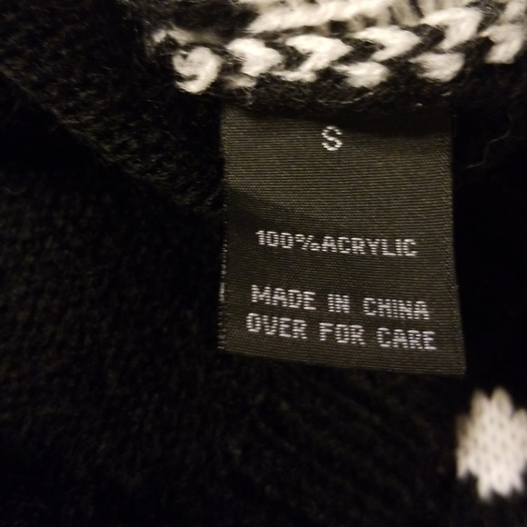 $5 ITEM. Black and white pockadot sweater - Picture 8 of 8